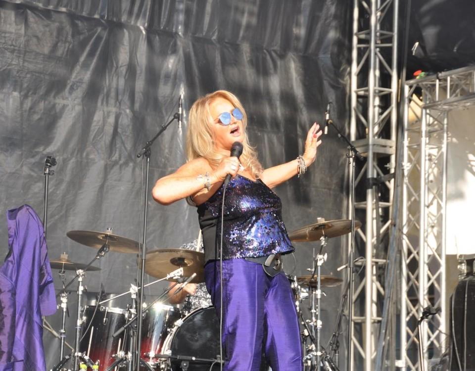 Sångerskan Bonnie Tyler uppträder