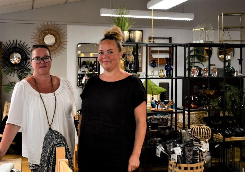 Ann-Charlotte Vuorio (till vänster) och Minna Lindberg i sin inredningsbutik.