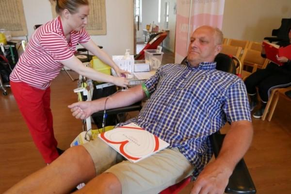 Van och orädd. Bertel Nordlund donerade blod för första gången i militären. I går donerade han för 200:e gången, i Pargas. Här sätts blodgivningen i gång av Röda Korsets Jessica Back.