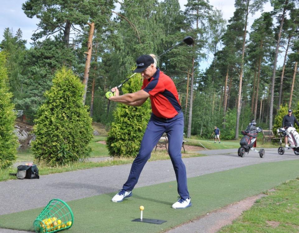 Golfaren Teemu Pitkänen slår ett golfslag på en golfbana i Nådendal.