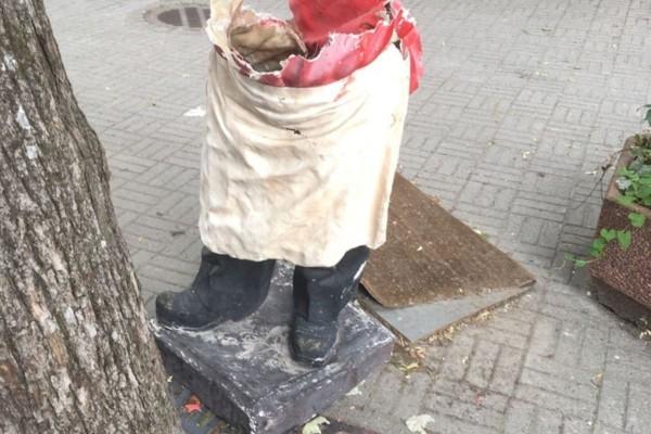 En förstörd gipsfigur på en pizzabagare förstörd utanför en restaurang i Pargas