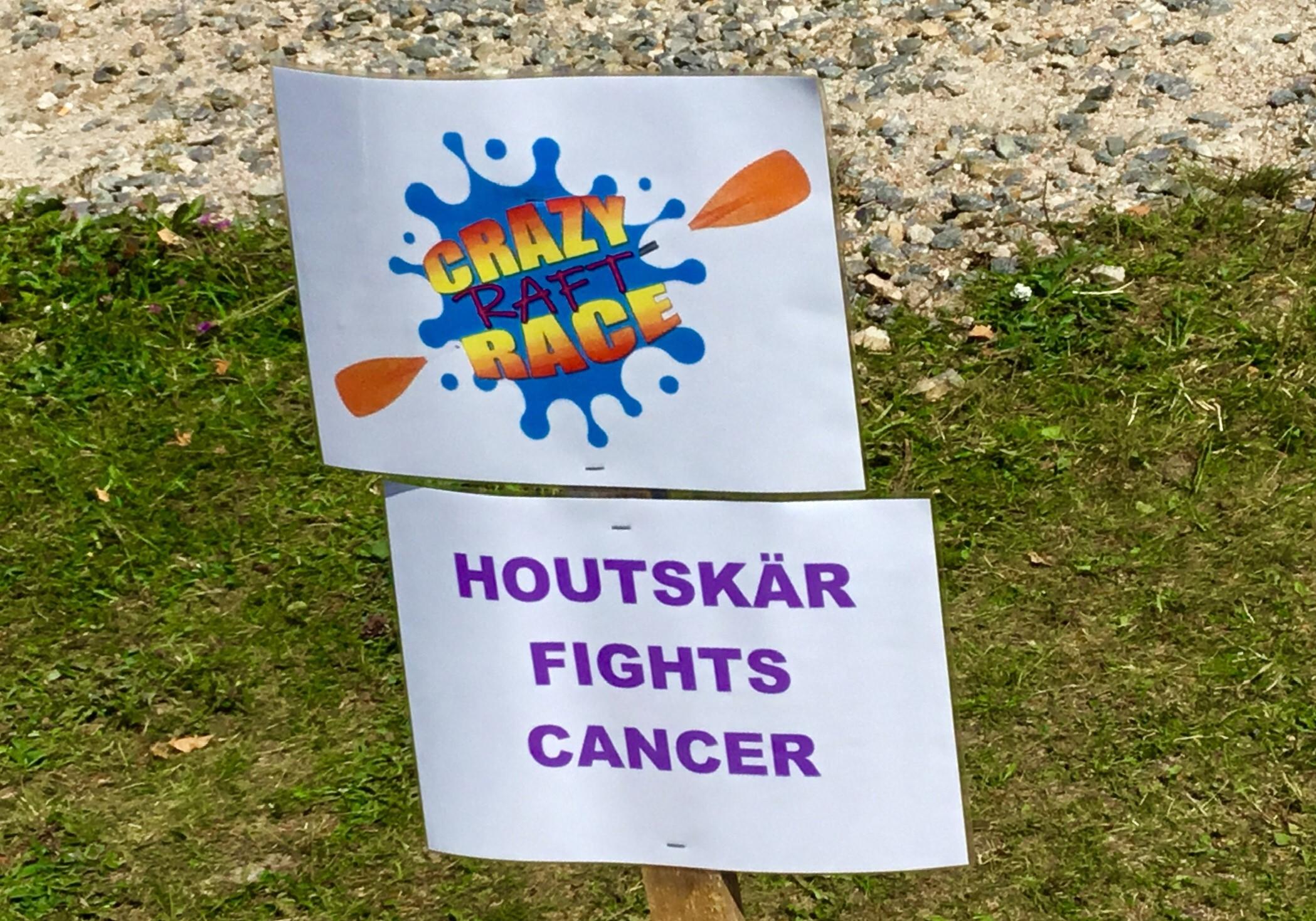 En skylt med texten "Crazy raft race" och "Houtskär fights cancer"