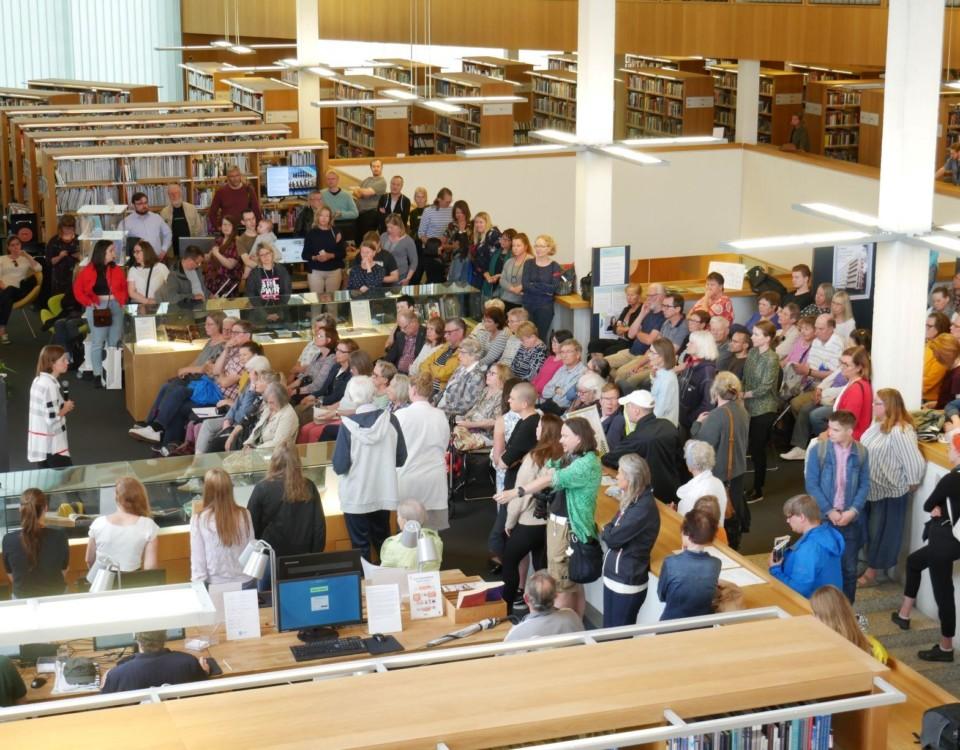 Li andersson talar inför en stor folksamling i biblioteket