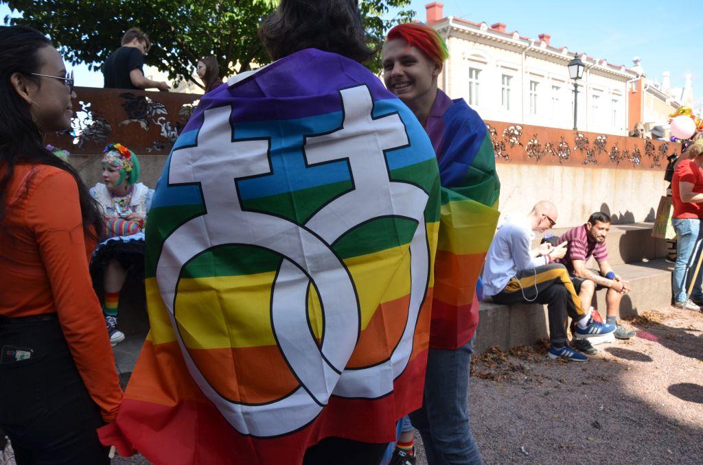 En lesbisk flagga draperad över en persons axlar