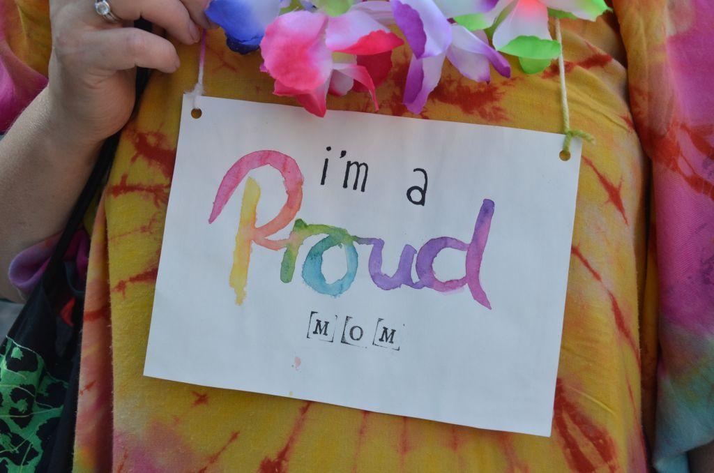En skylt med texten "I am a proud mom".