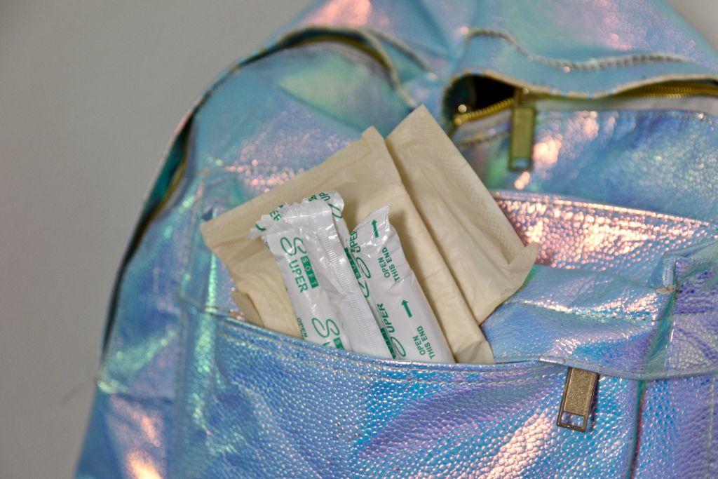 bindor och tamponger i en ryggsäck
