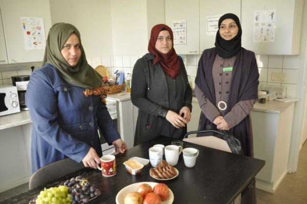 tre syriska kvinnor i ett kök