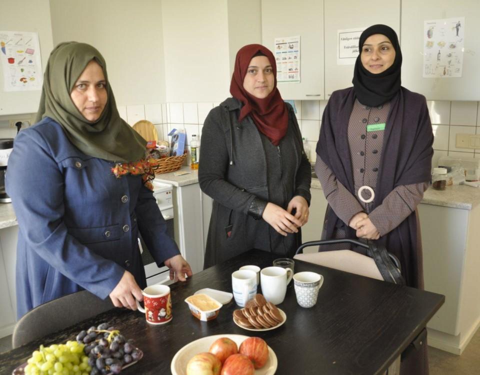 tre syriska kvinnor i ett kök