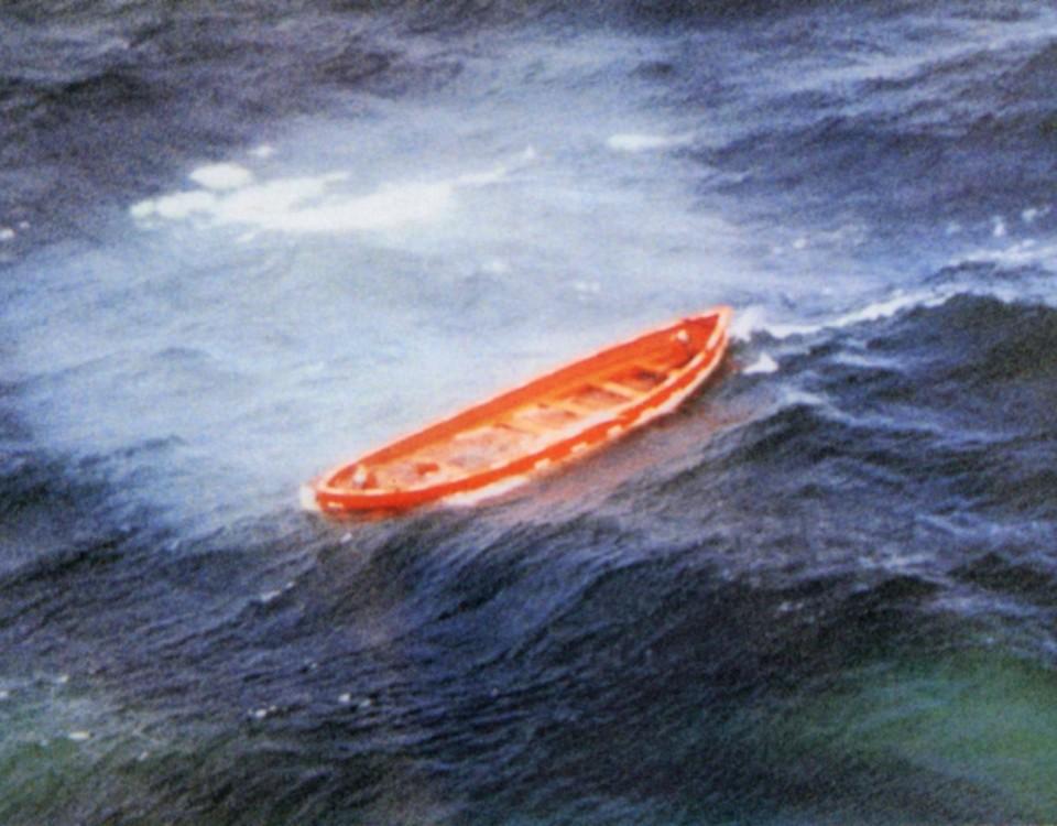 En livbåt på stormigt hav