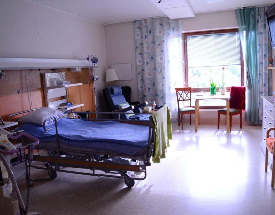 Ett rum med sjukhussängar