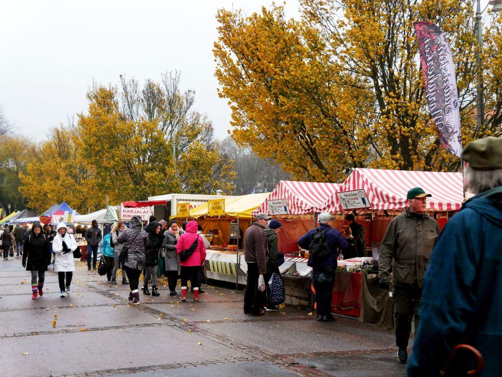 Folk tog sig till strömmingsmarknaden på fredagsförmiddagen trots regn och blåst.