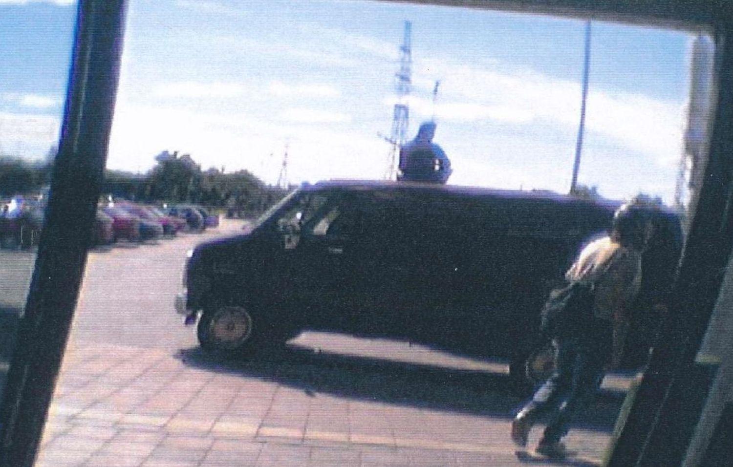 Bild på skåpbil och beväpnade skurkar