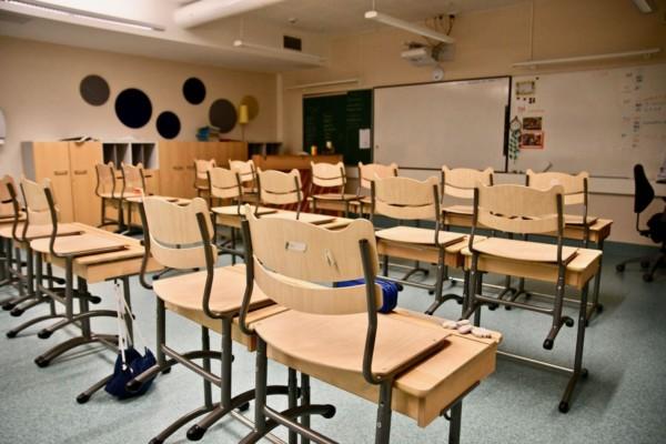 klassrum med stolar upplyfta på pulpeterna
