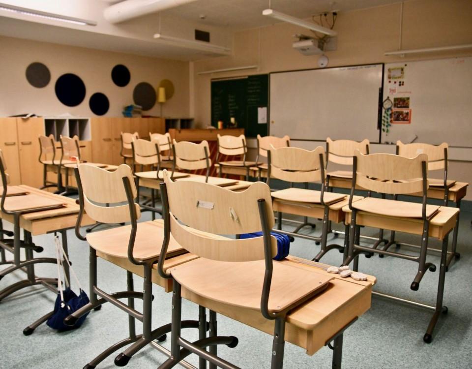 klassrum med stolar upplyfta på pulpeterna