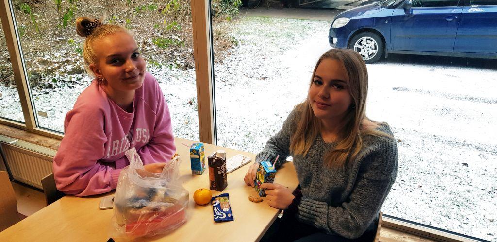 Matsäckar med. Wilma Hyvönen och Cecilia Mäki-Kultti tycker inte att det är roligt att tvingas använda sina egna fickpengar till mat. Båda fixar matsäckarna innan skoldagen inleds.