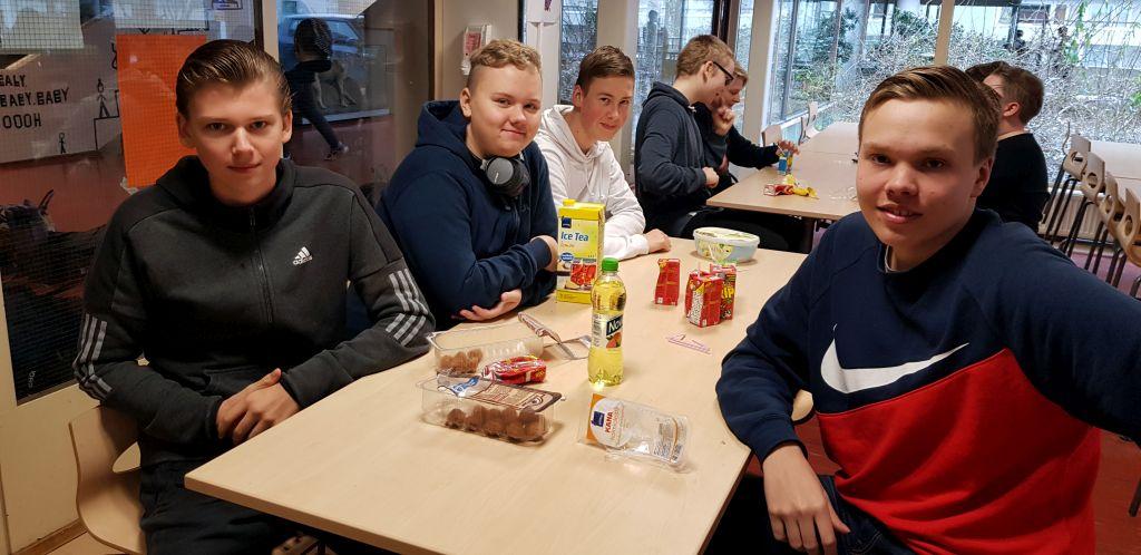 Kalla köttbullar på menyn. Från vänster Mats Borg, Anton Österlund och Valter Stjernberg och Niklas Lundström längst fram till höger. 