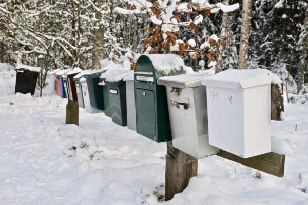 postlådor i snö