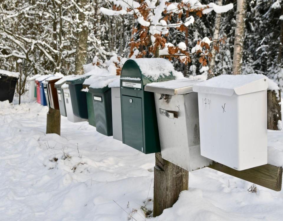 postlådor i snö