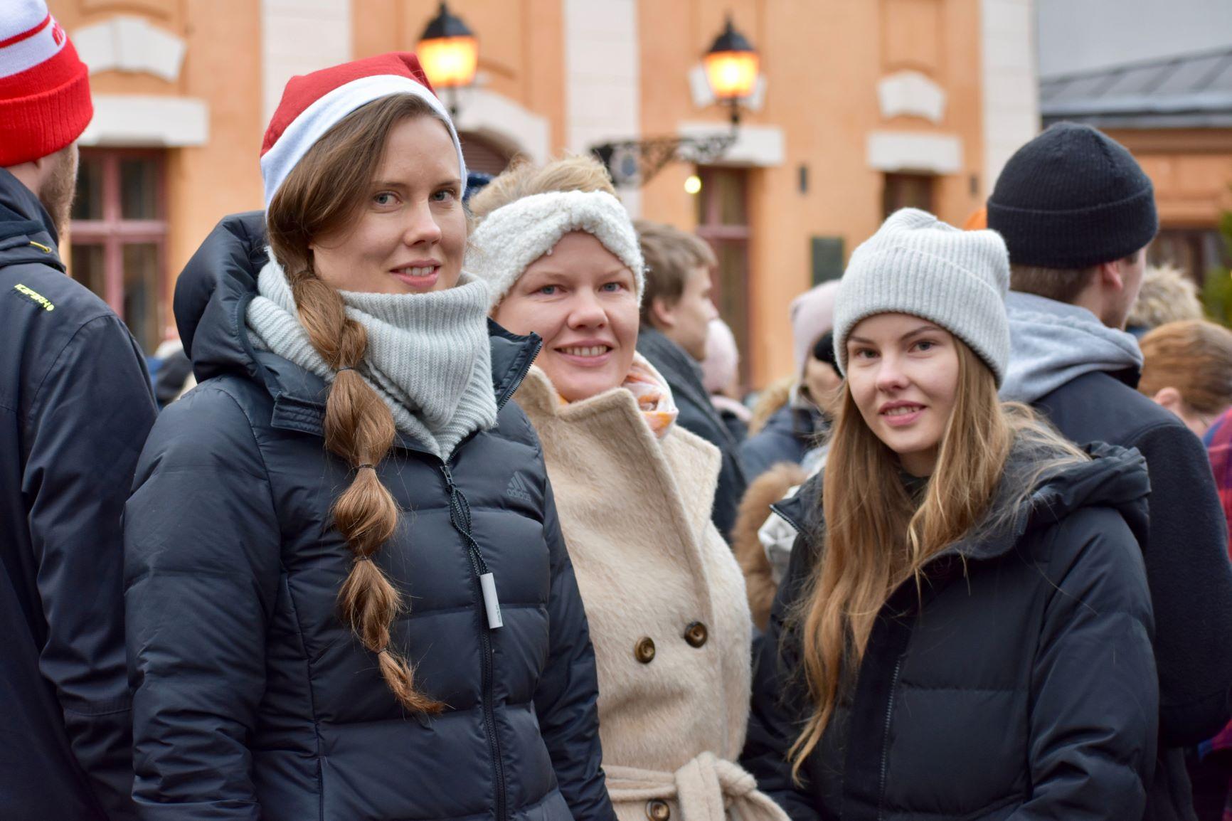 Sara Hyvärinen (till vänster), Sini Eusebio och Silvia Hyvärinen skulle fira jul tillsammans i S:t Karins. Åtminstone julmat och bastubad stod på programmet.