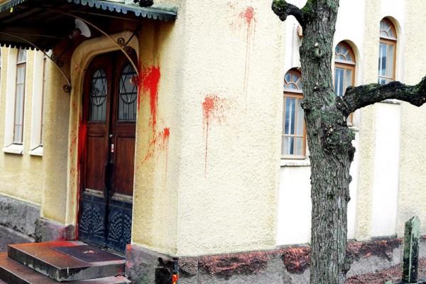 en synagoga med rödfärg på väggen
