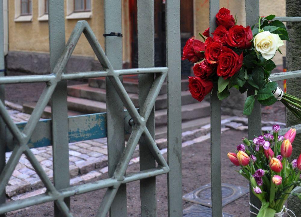 Blommor i staket vid synagoga