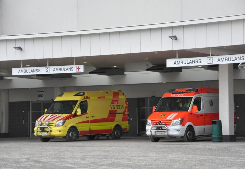 En byggnad med ambulanser utanför.
