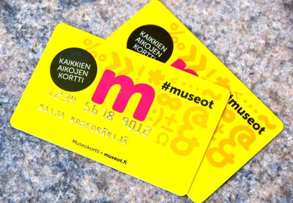 Två gula museikort.
