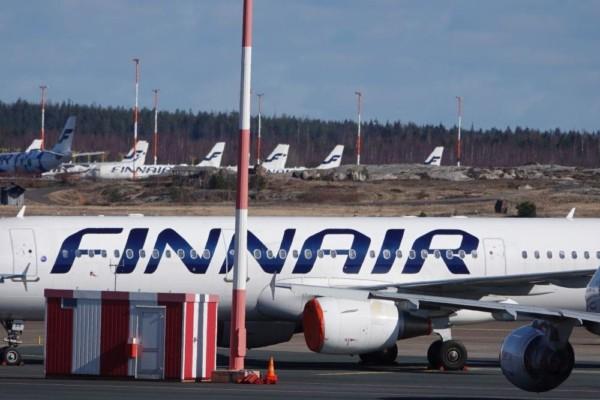 Finnairplan på flygplats