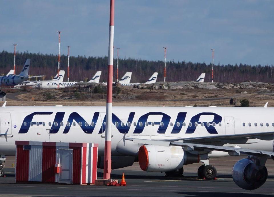 Finnairplan på flygplats