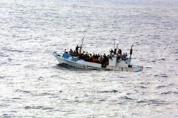 Flyktingar i en båt.
