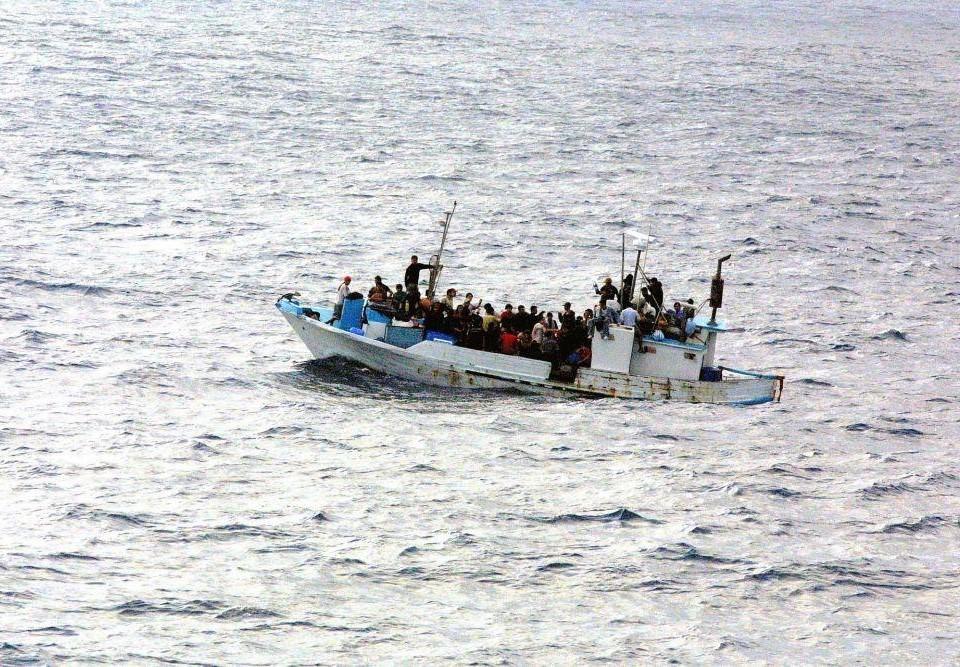 Flyktingar i en båt.