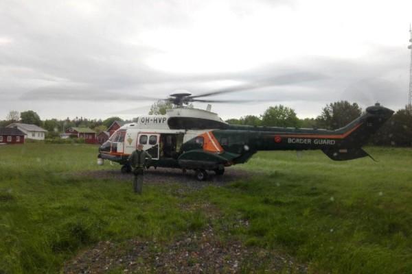 Helikopter på en gräsmatta.