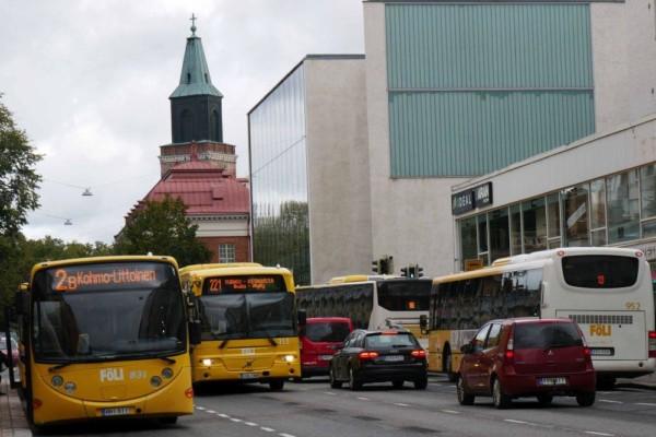 Bussar och bilar i tät stadstrafik