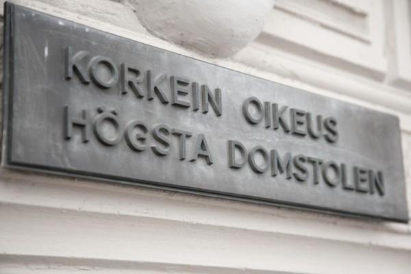 En skylt med texten "Korkein oikeus, högsta domstolen".