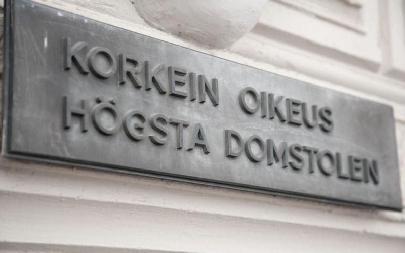 En skylt med texten "Korkein oikeus, högsta domstolen".