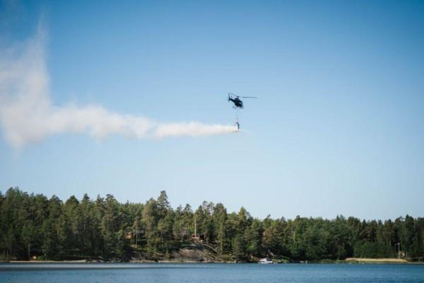 Helikopter släpper ut kalksten ovanför vatten.