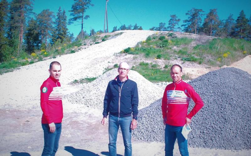 tre män framför kulle i Pargas, skidstadion