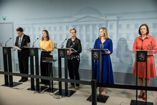 Fem ministrar på presskonferenss