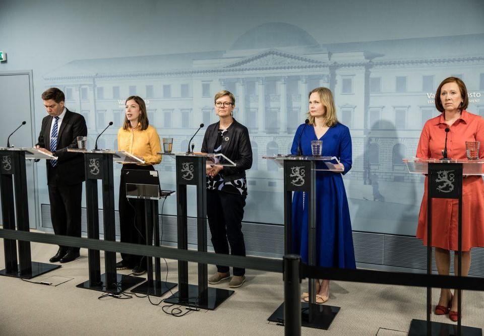 Fem ministrar på presskonferenss