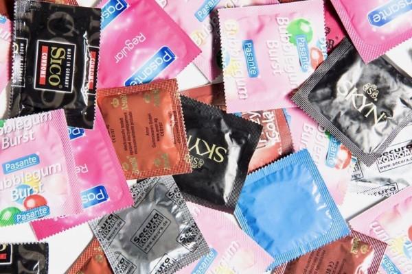 Kondomförpackningar av olika märken