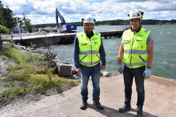 Två byggarbetsledare vid Pärnäs färjfäste.