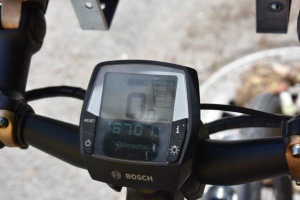 Bild av en skärm fäst på en cykelstång. På skärmen står 0,0 km/h och 16 701 kilometer.