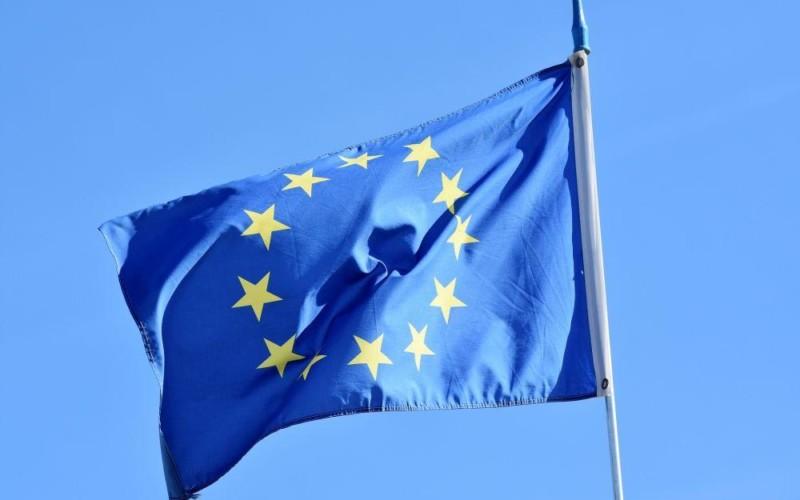 Europeiska Unionens flagga mot en blå himmel.
