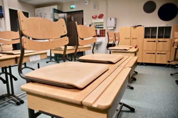 Stolar uppradade på pulpeter i ett klassrum.