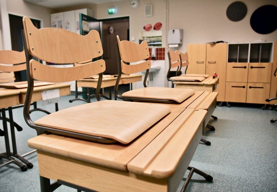 Stolar uppradade på pulpeter i ett klassrum.