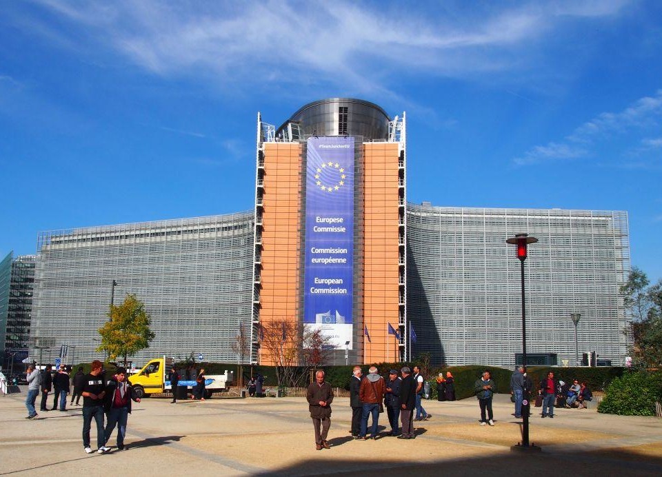 Byggnad med EU:s flagga på