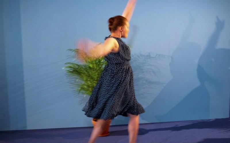 En kvinna som dansar på en scen.