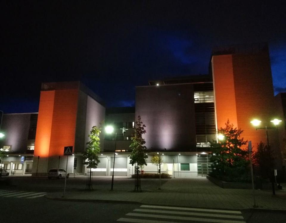 Sjukhusbyggnad upplyst i orange.
