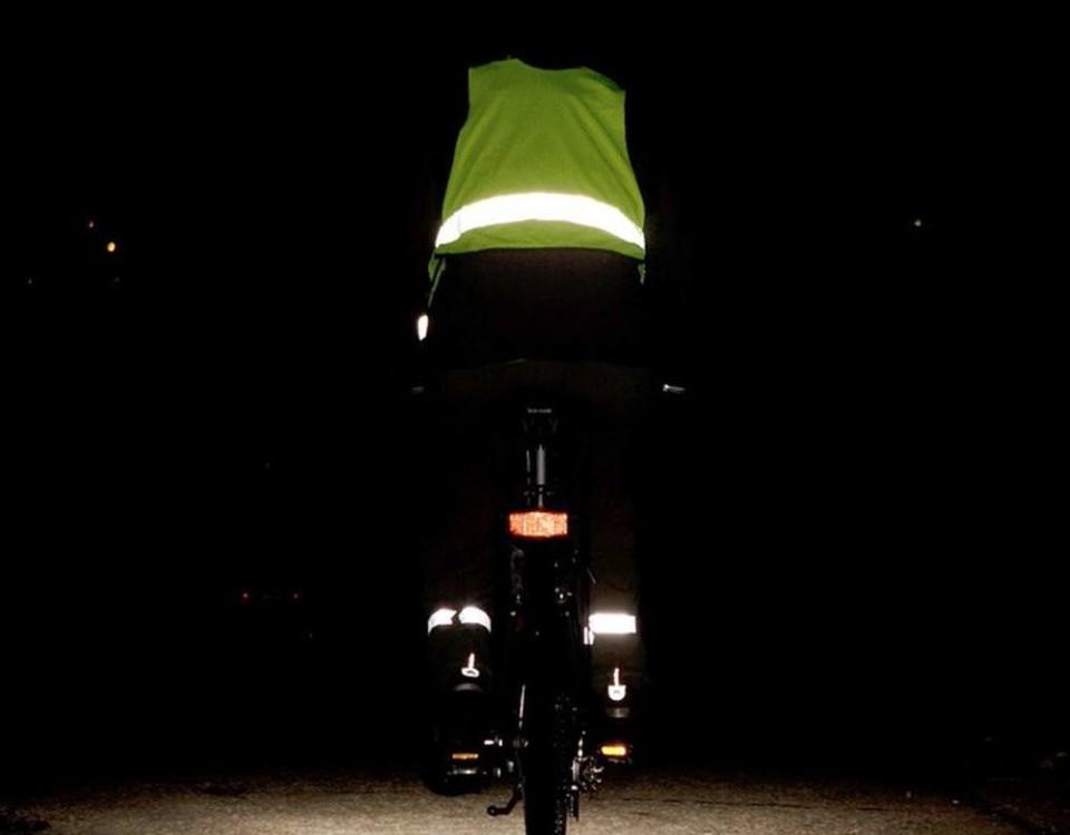 En cyklist i mörkret