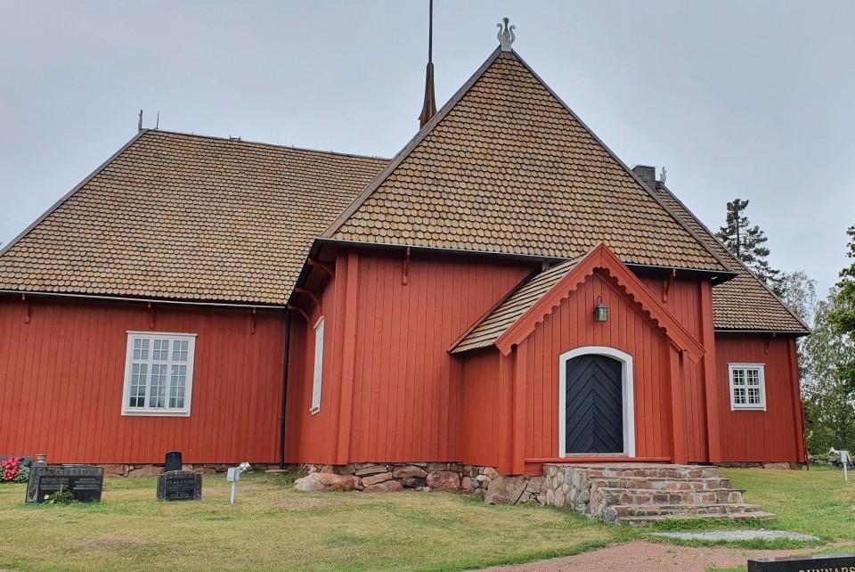 gammal kyrka i röd träbeklädnad